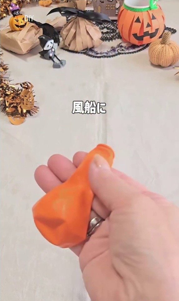 【DIY】ふつうの風船がビー玉とモール、ペンで「お化け風船」に変身　ハロウィンのおうちパーティーに