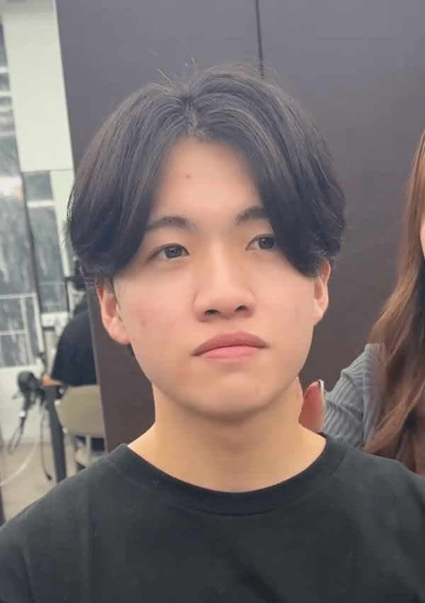 「ちょっと軽くしてほしい」と希望する新卒男性　毛流れ意識のカットで爽やかイケメンに！