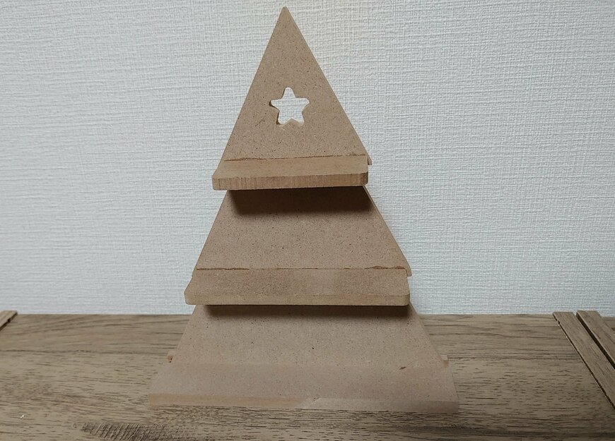 筆者撮影（ダイソー、クリスマスMDFツリー（置物用））