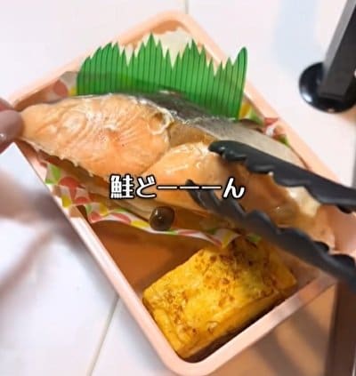 同棲カップルの彼女が作る【鮭弁当】ご飯の上にどーんとのせた鮭と隙間なく詰めた副菜でボリューム満点！