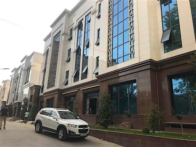 タシケント市内、完成間近のオフィスビル