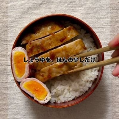 【夫弁当】豪快にドーンと「塩麴ポークステーキ」がご飯の上に乗ったお弁当　玉ねぎ入りソースがかかったお肉たっぷりのお弁当に「絶対おいしい！」の声
