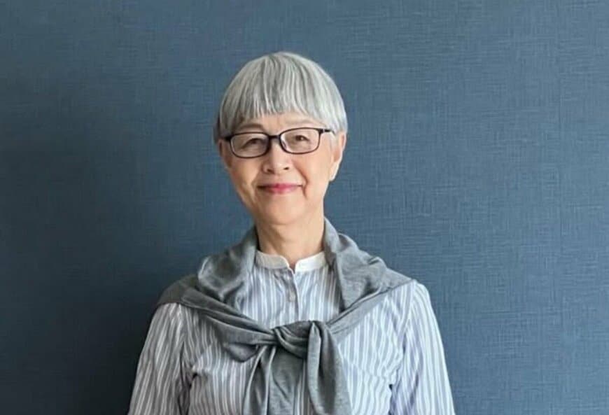 【70代マダム】GU“ストライプシャツ”　大人な着こなしに「勉強になる」「肩掛けが素敵」の声