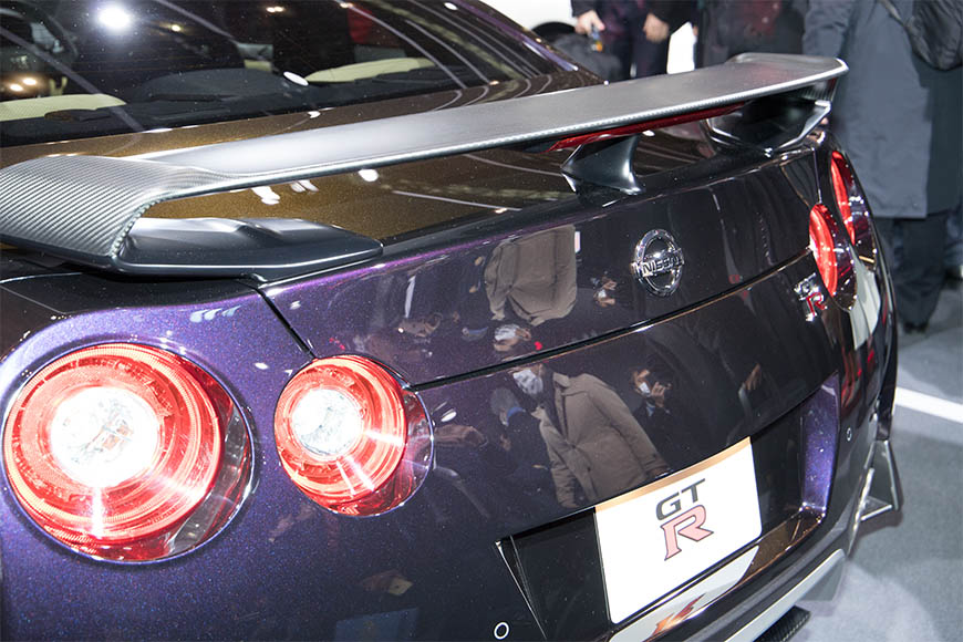 リアスポイラーはドライカーボン製