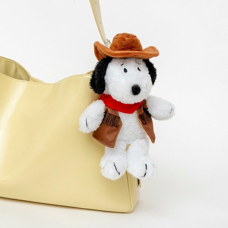 出所：ローソン公式サイト　SNOOPY 2026 午 カウボーイスヌーピーのぬいぐるみポーチ