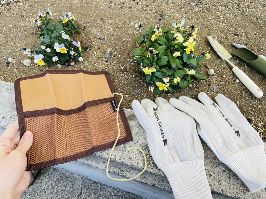 セリア「ガーデングローブ(レディースタイプ)」「ガーデニングツールカバーロール」