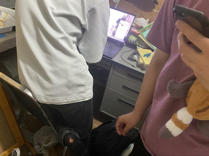 パソコンのウイルス警告を確認する人