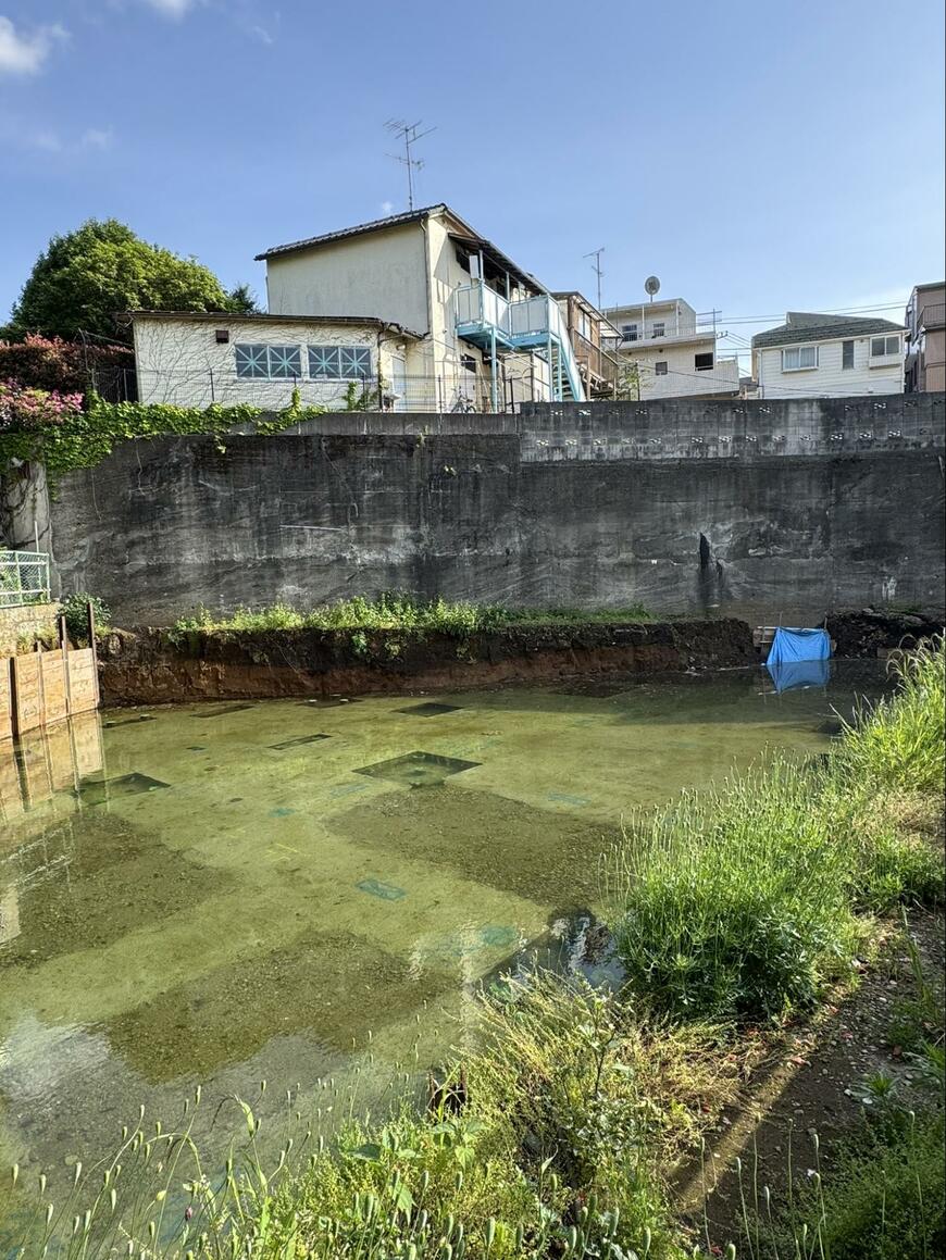 目黒区役所近く窪地