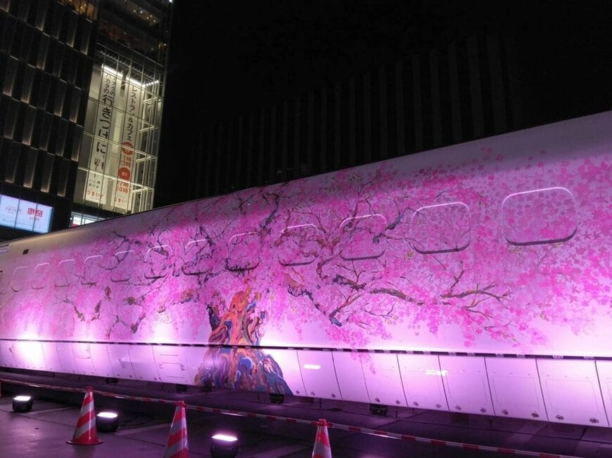 【夜間の写真】JR博多駅前広場「満開の桜が咲くつばめ」のライトアップ