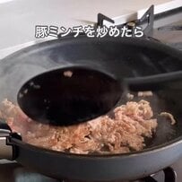 【4.5万回再生】夫が「蓋まで舐めたい」と大絶賛！包丁もまな板も使わない絶品「豚ミンチ卵丼弁当」の作り方 丼弁当の「ご飯べちゃべちゃ問題」も解決！忙しい朝を救う神ハック