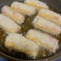 【節約弁当】コスパ良し！魚ニソ＆チーかまを使った「ちくわ肉巻きフライ」が話題