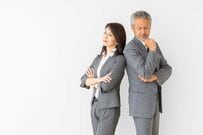 【中間管理職の年収事情】係長・課長・部長で《年収》はいくら違う？「平均年収の目安」を一覧表で紹介