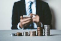 日本で「年収600万円」はどれくらい少ないか。年代別の平均給与もチェック