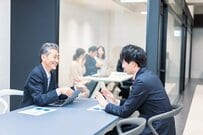 中間管理職「課長級や部長級」の給与はいくらか。業界別・企業規模別で紹介