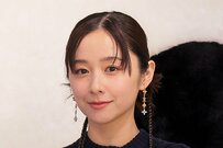 堀田真由の雰囲気ガラリ！ルイ・ヴィトン大人ミニスカコーデで美脚披露！