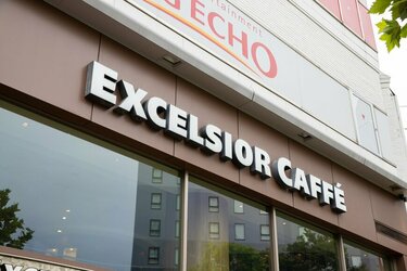 さりげなく明るくシックに！ エクセルシオール×サクラクレパス
