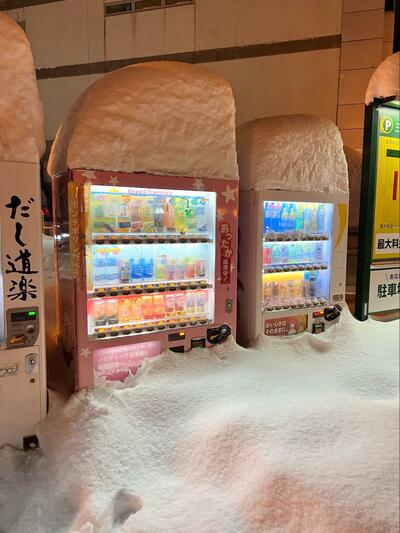 雪で取り出し口がふさがれた自動販売機