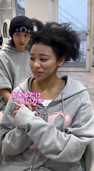 希望の仕上がりを伝える女性