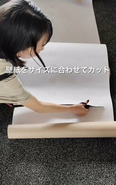 シール壁紙をサイズに合わせてカットしている様子