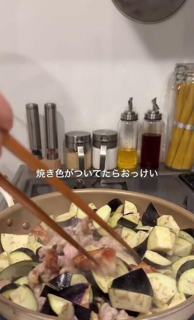 ふたを外すと、焼き色のついたナスと豚こまが