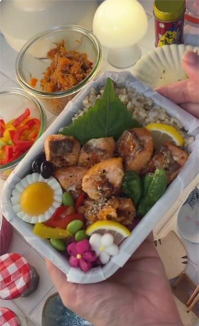 完成した「鮭の七味マヨ焼き弁当」