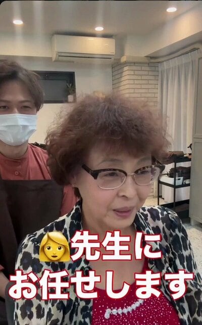 細かいパーマが強く出て、トップに高さのある髪の女性の来店時の様子（ビフォー）