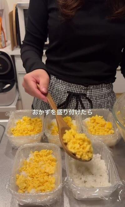 ご飯の上に広げられていく炒り卵