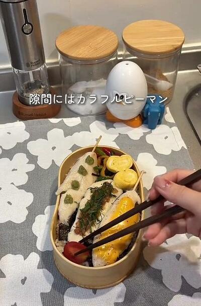 ピーマンと卵焼きのあとにミニトマトが加わるところ