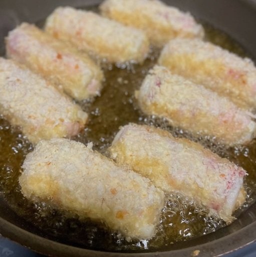 【節約弁当】コスパ良し！魚ニソ＆チーかまを使った「ちくわ肉巻きフライ」が話題