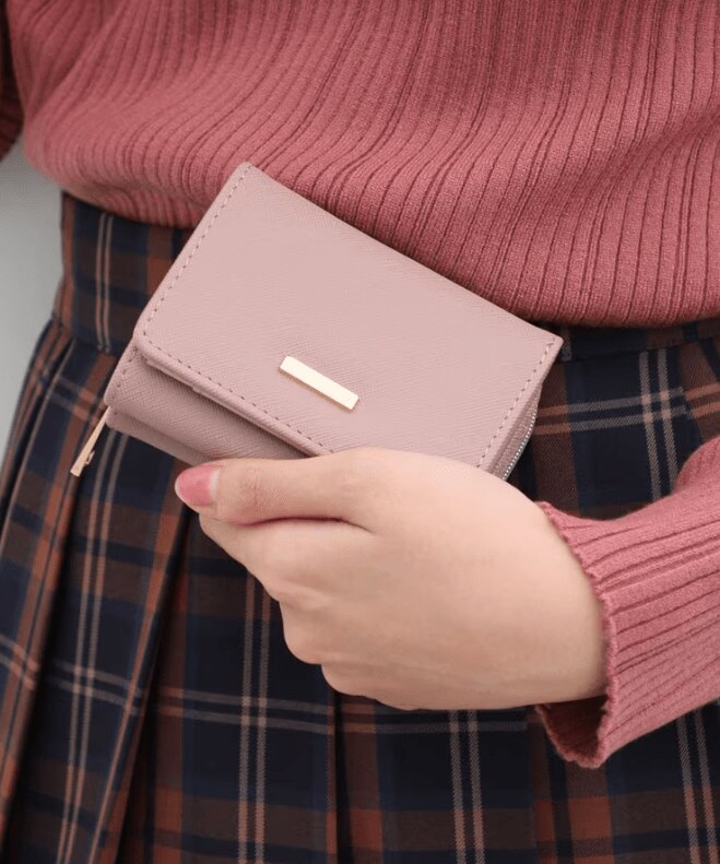 ゴールドのプレートがアクセントになった三つ折り財布