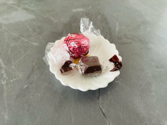 一口サイズのチョコを2、3個乗せるのにぴったりの大きさ