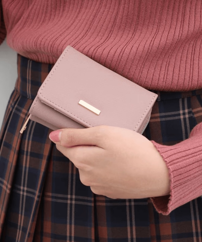 ゴールドのプレートがアクセントになった三つ折り財布