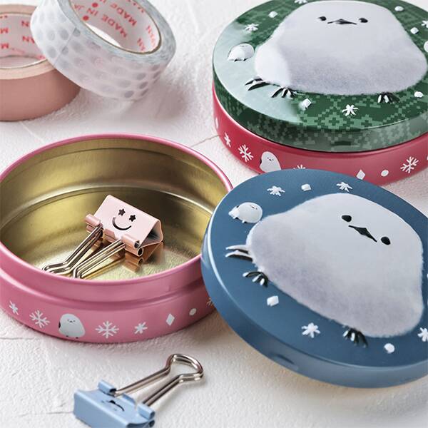 エンボス加工でデザインされたシマエナガがキュートなアイテム