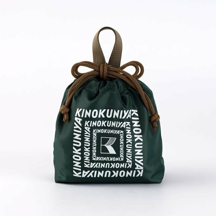 バッグのデザインはシンプルながらも遊び心のあるものになっています