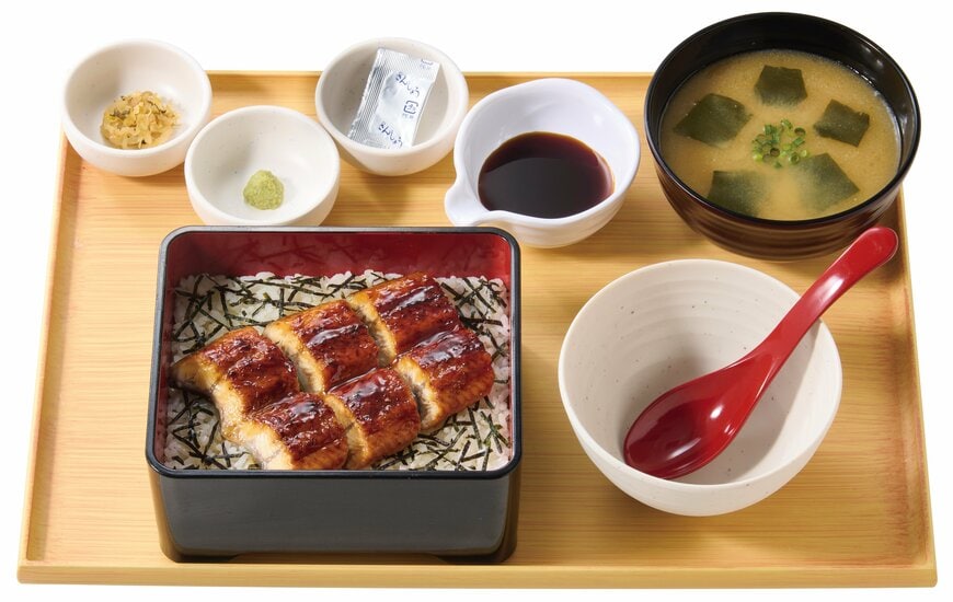 出所：株式会社プレナス「「やよい軒」夏の風物詩“うなぎ”が今年も登場！　無料のだしをかけてひつまぶし風贅沢アレンジ　『うなぎまぶし定食』『特うなぎまぶし定食』『うなぎ御膳』」