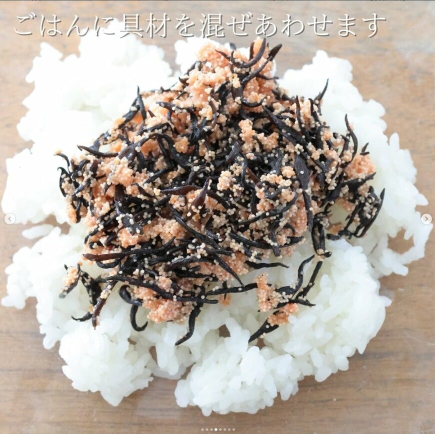【タラコ好きさんも大満足】明太子とひじきを炒め合わせて...「ひじきと明太子のおにぎり」この”つぶつぶ”がたまりませんなぁ