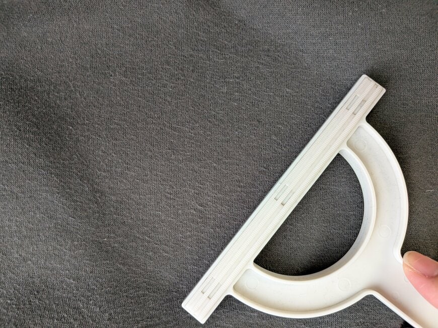 筆者撮影（セリア 毛玉取りブラシ）