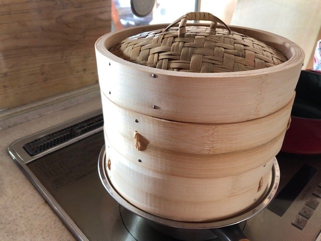 かごや「竹 中華セイロ(蒸篭・蒸し器) 21cmステンレス鍋付セット」（筆者撮影、画像をクリックするとAmazonのページにジャンプします）
