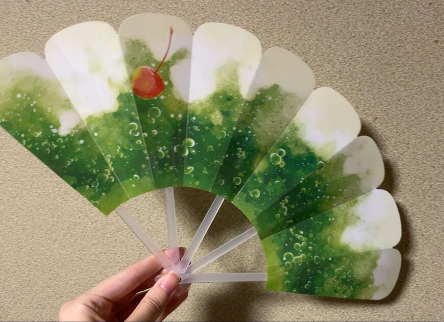 筆者撮影（セリア、プラ扇子 クリームソーダ）