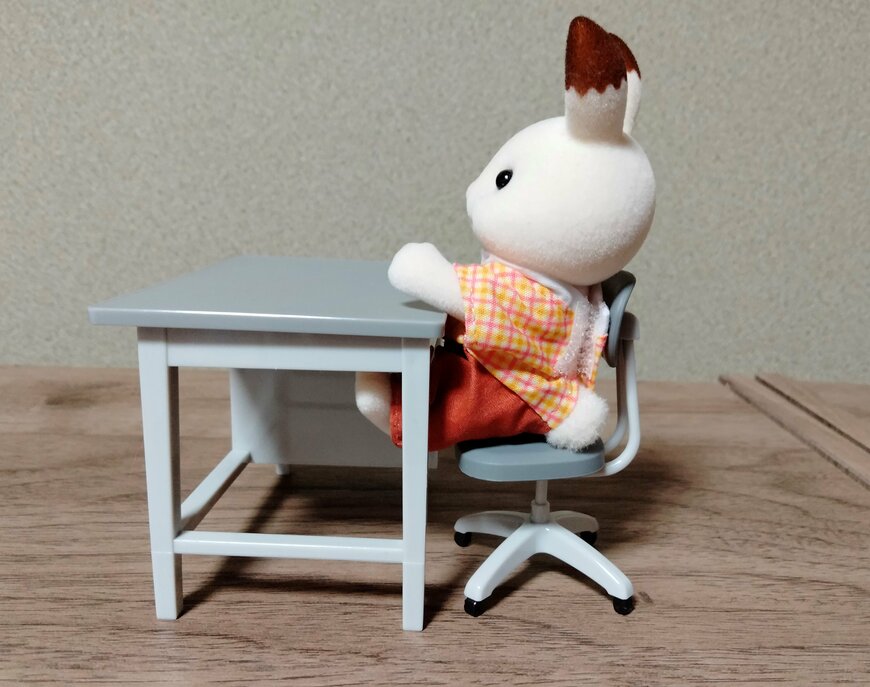筆者撮影（セリア、ミニチュア 事務机・ミニチュア 事務イス）