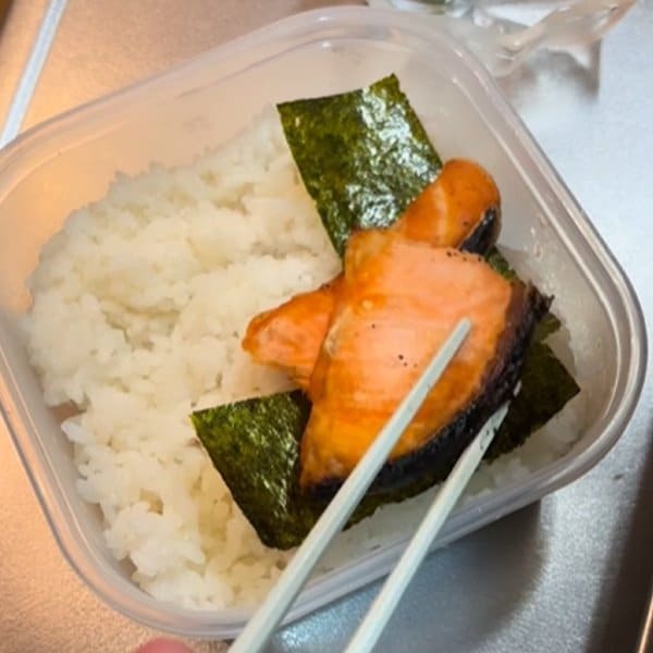 【のっけ弁当】ご飯の上におかずがいっぱい！正方形のタッパーに詰まった「しゃけ弁当」の色合いが可愛くて魅力的！