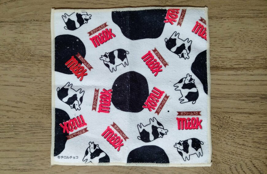 筆者撮影（セリア、チロルチョコ マイクロファイバーハンカチ）