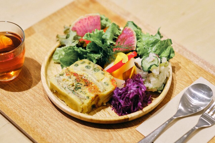 ケークサレのミニベジプレート 1,000円税抜 （サラダ&デリorピクルス、ドリンク付き）