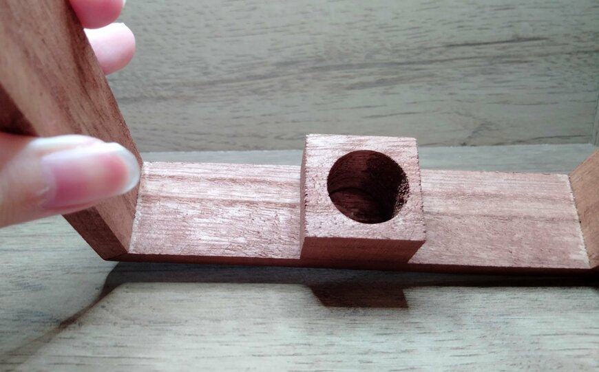 筆者撮影（ダイソー、壁掛け一輪挿しフレーム）