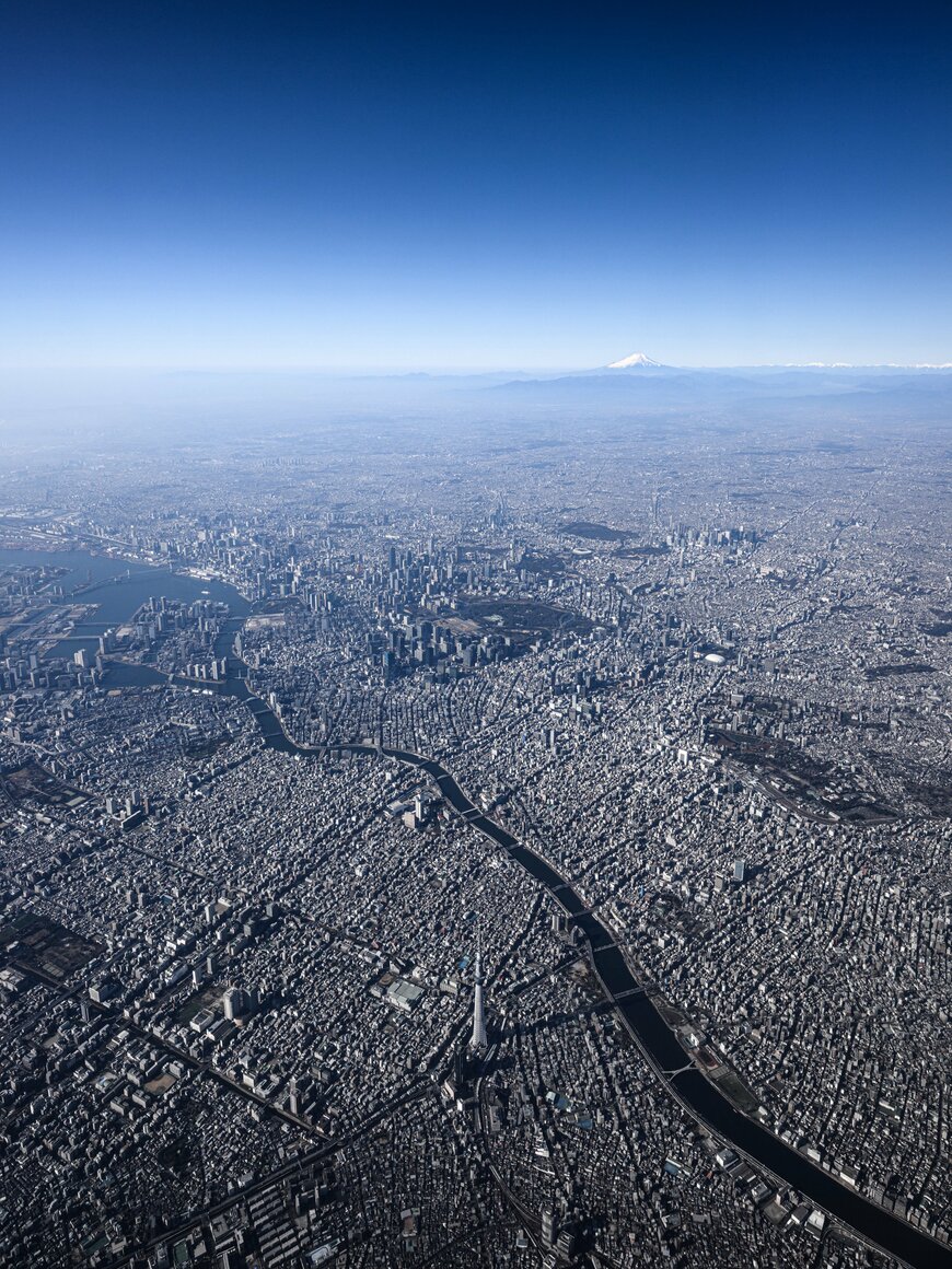 飛行機から撮影した東京と遠くに見える富士山