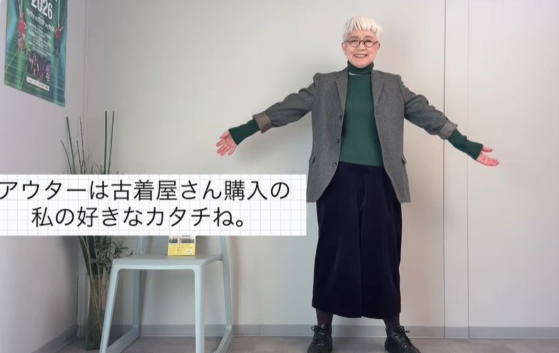 グリーンニットに古着のジャケットを合わせたコーデ