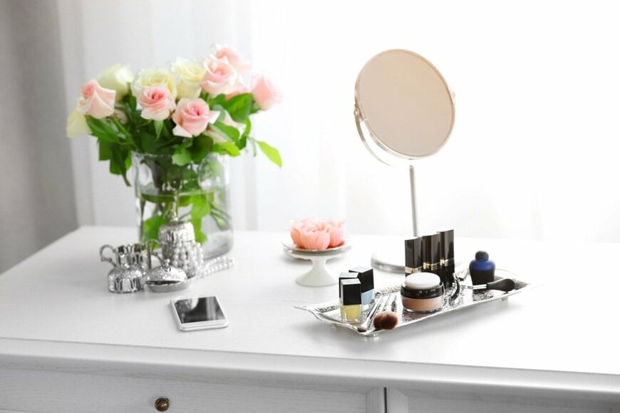 窓際に鏡のイメージ