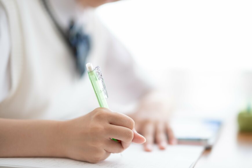 塾で授業を受ける生徒のイメージ