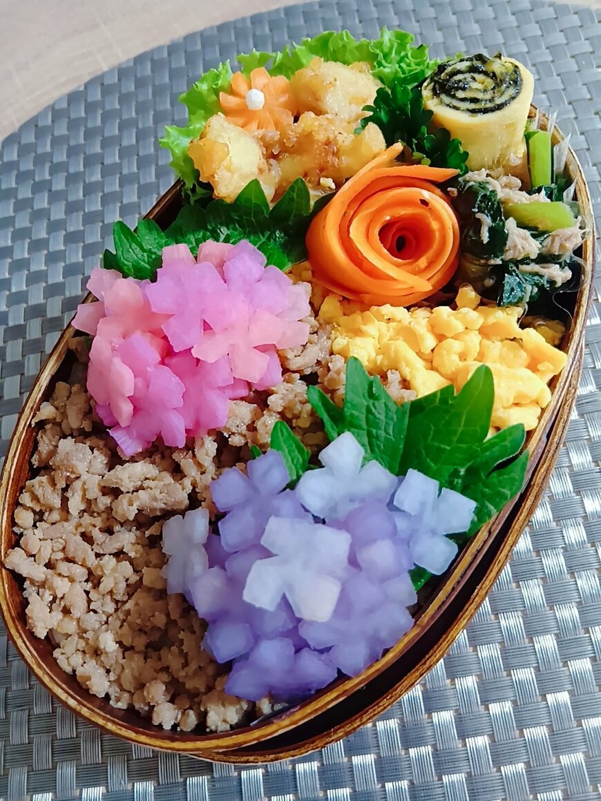 ピンクと紫の花の紫陽花弁当