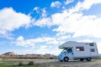 キャンピングカーの旅で「極上のひととき」を過ごす猫　究極の脱力姿に「これになりたい」と16万いいね